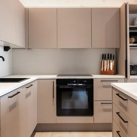 아파트 Arctic Mustache